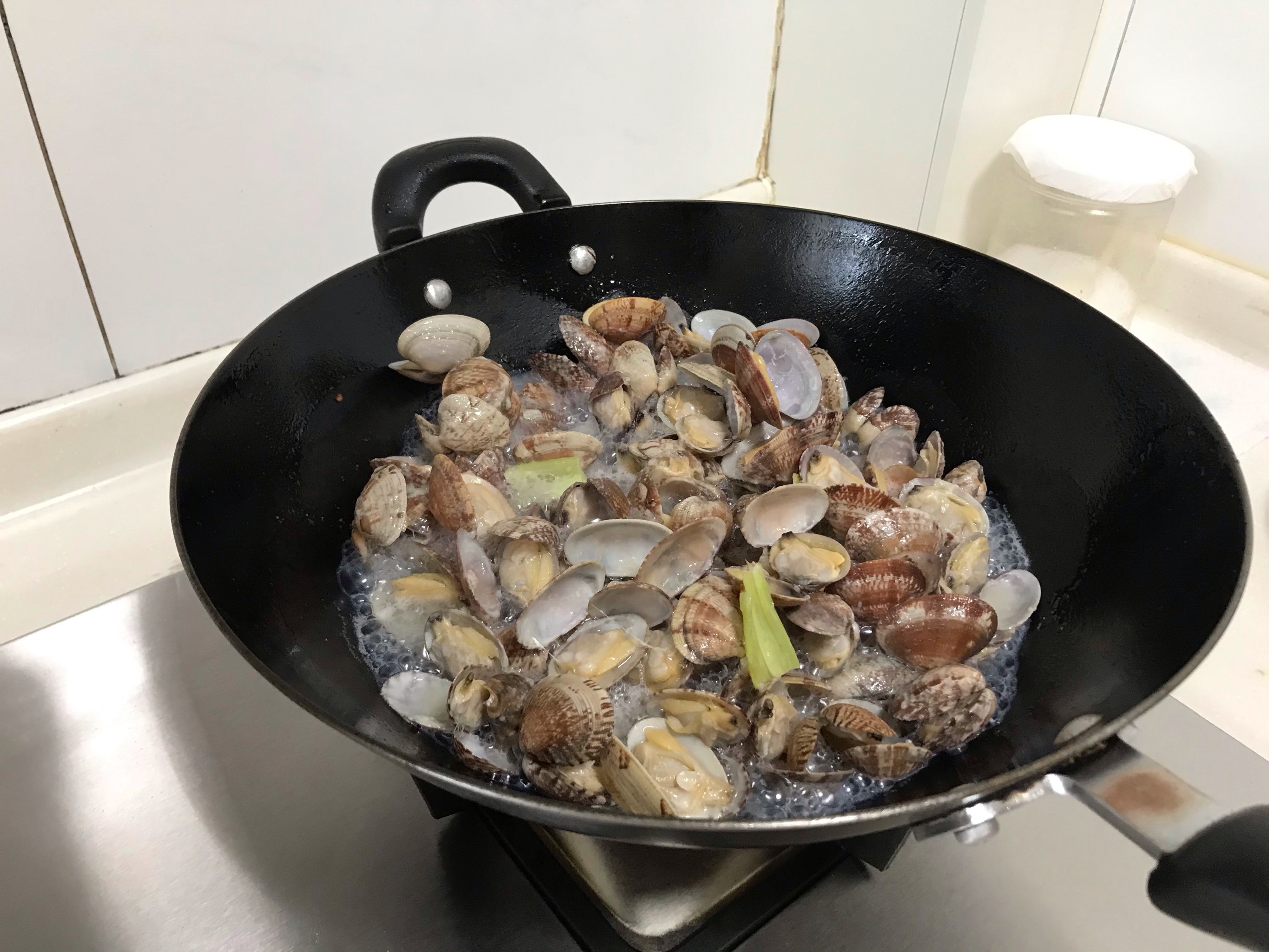 食材:新鲜红岛蛤蜊洗净备用,小辣椒一个