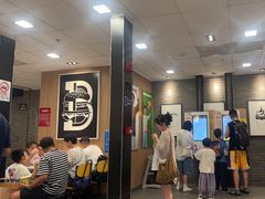 -麦当劳(上海虹桥站30B检票口楼上)