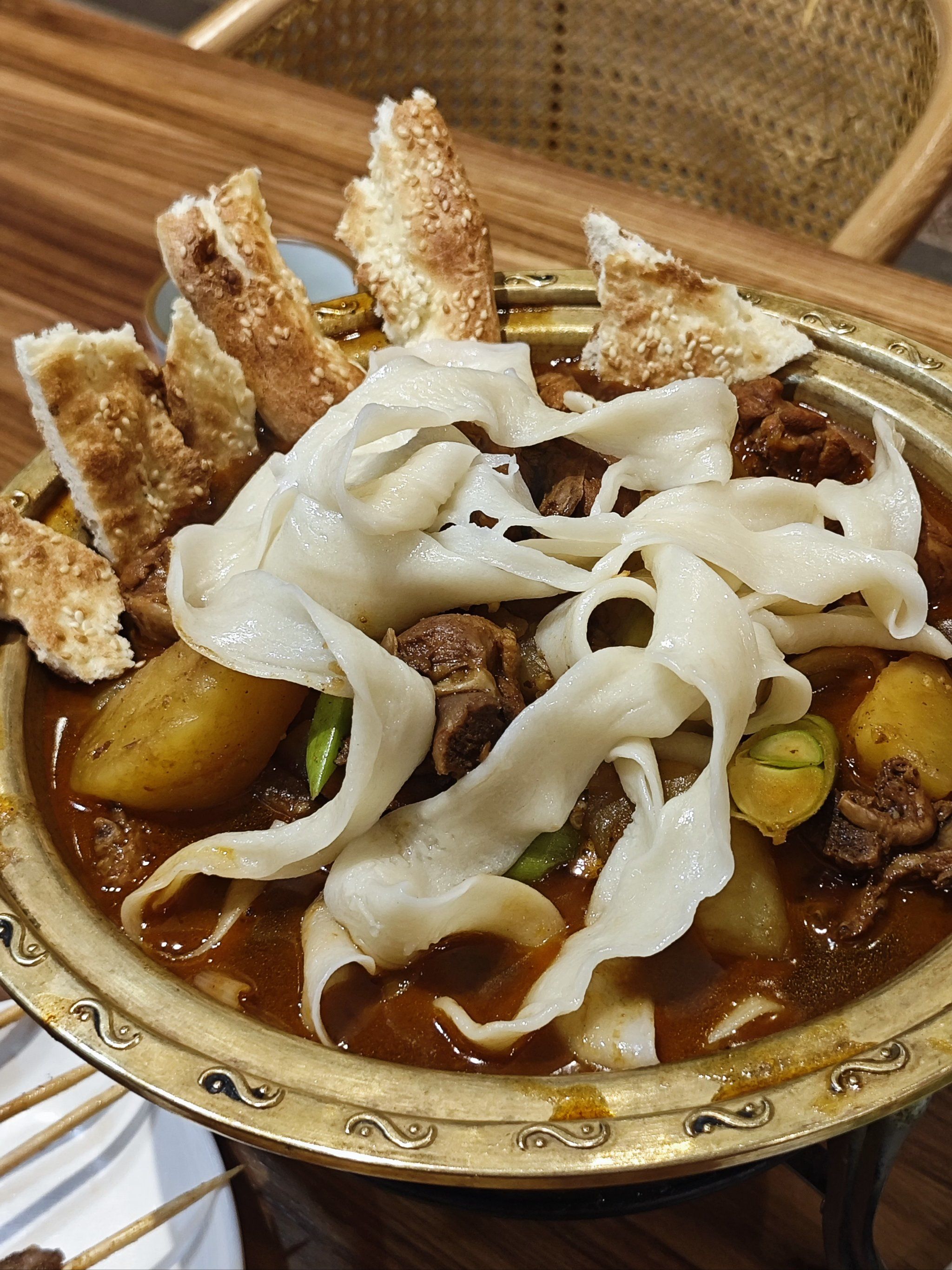 大盘鸡,鸡肉鲜嫩多汁,土豆绵软入味,皮带面爽滑可口,吸满了浓郁的汤