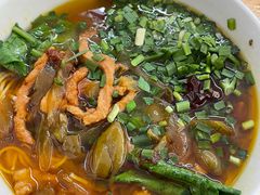 酸菜肉丝米线-越洋肖氏老米线(杨家坪店)