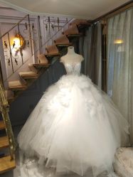 -觅白婚纱礼服馆