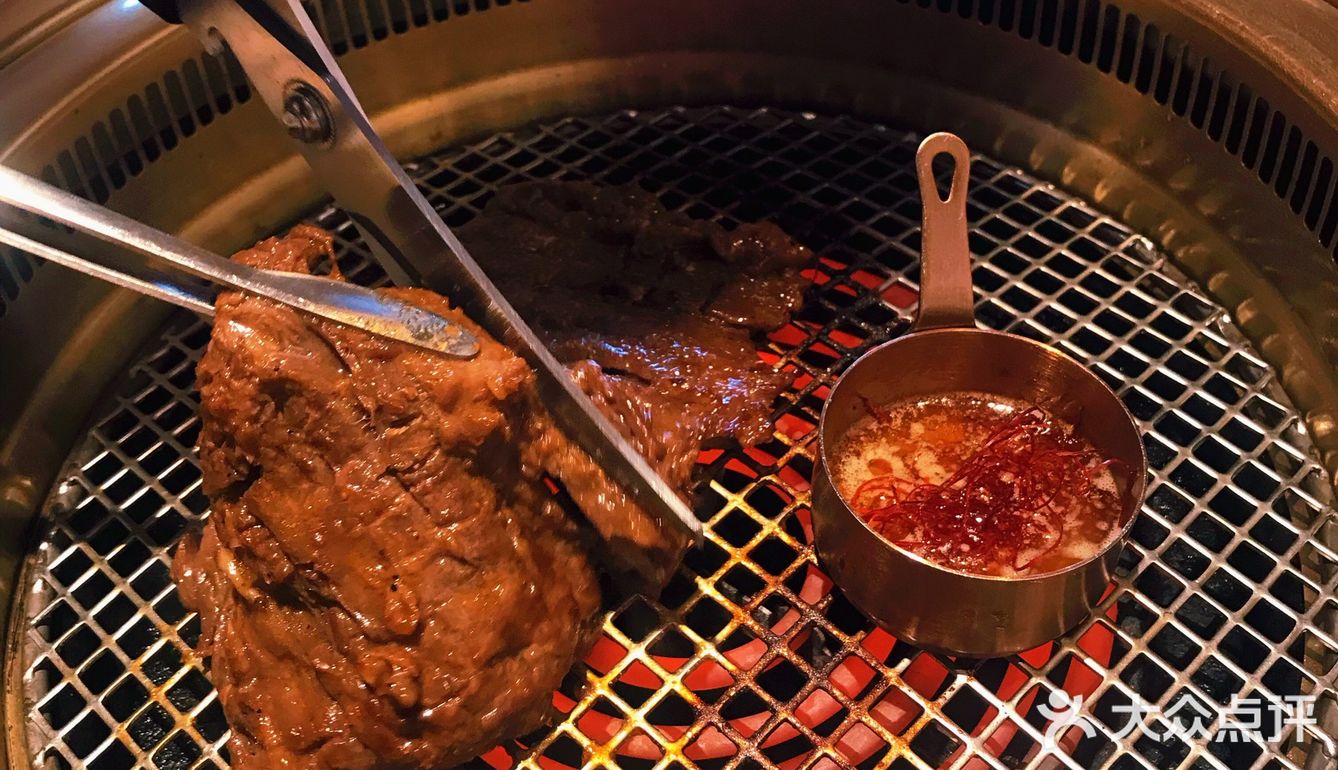 这家烤肉店的食材和服务真不错！