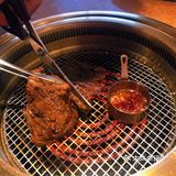 这家烤肉店的食材和服务真不错！