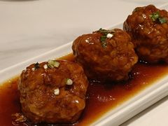 鸭蛋黄狮子头-梅飞酒家(名辉豪庭店)