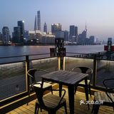 吹着夏风,目光追随着那一只只江鸥,自由地翱翔在浦江上空