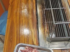 -哈尔滨小酒馆·鲜肉现穿自助烧烤(康新花园店)