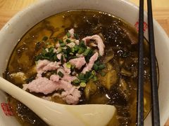 酸菜肉丝面-呼啦面馆·头牌豌杂面(建新东路店)
