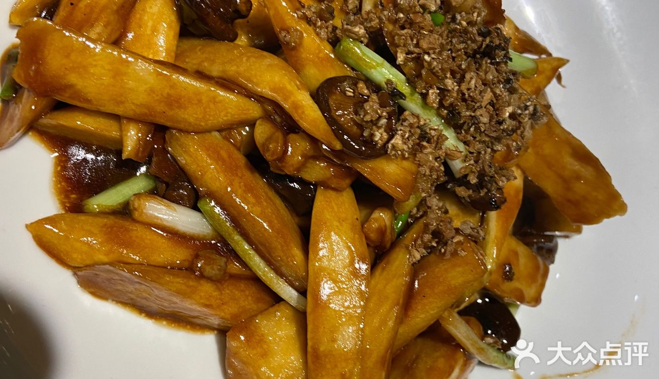 余生愿做逍遥客，一卷诗书半亩田。