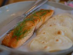 烟熏三文鱼配烤饺子皮和芥末籽酱-BOR Eatery(安福路店)