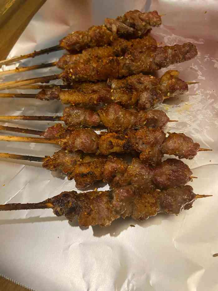 主要打包外卖比较多只买给羊肉串感觉还可以其他还没品尝过开了挺久啦