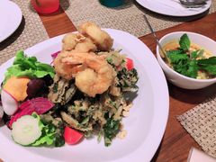 -Chom Cafe and Restaurant