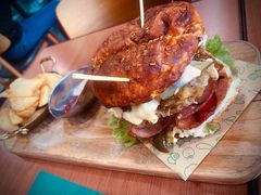 双蛋指椒牛肉汉堡-魏斯理汉堡(西安沣东吾悦店)