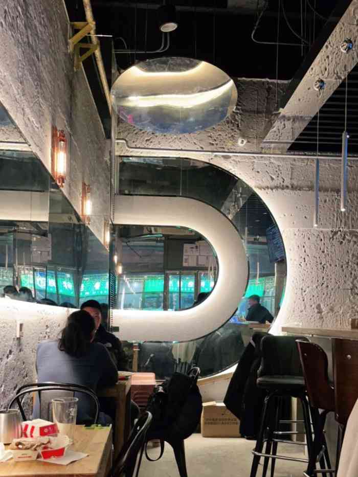 楚门酒吧(泰禾新天地店)-"周五晚上跟朋友约了顿酒,两个人喝了16小.