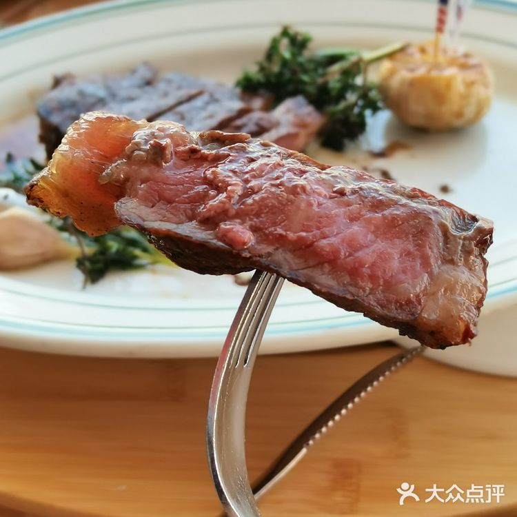 在公园里享用顶级澳洲和牛西冷的感觉太爽了