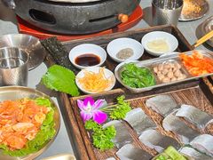 -围炉肉舍•炭烤活鳗•丹东海鲜烤肉(步行街店)