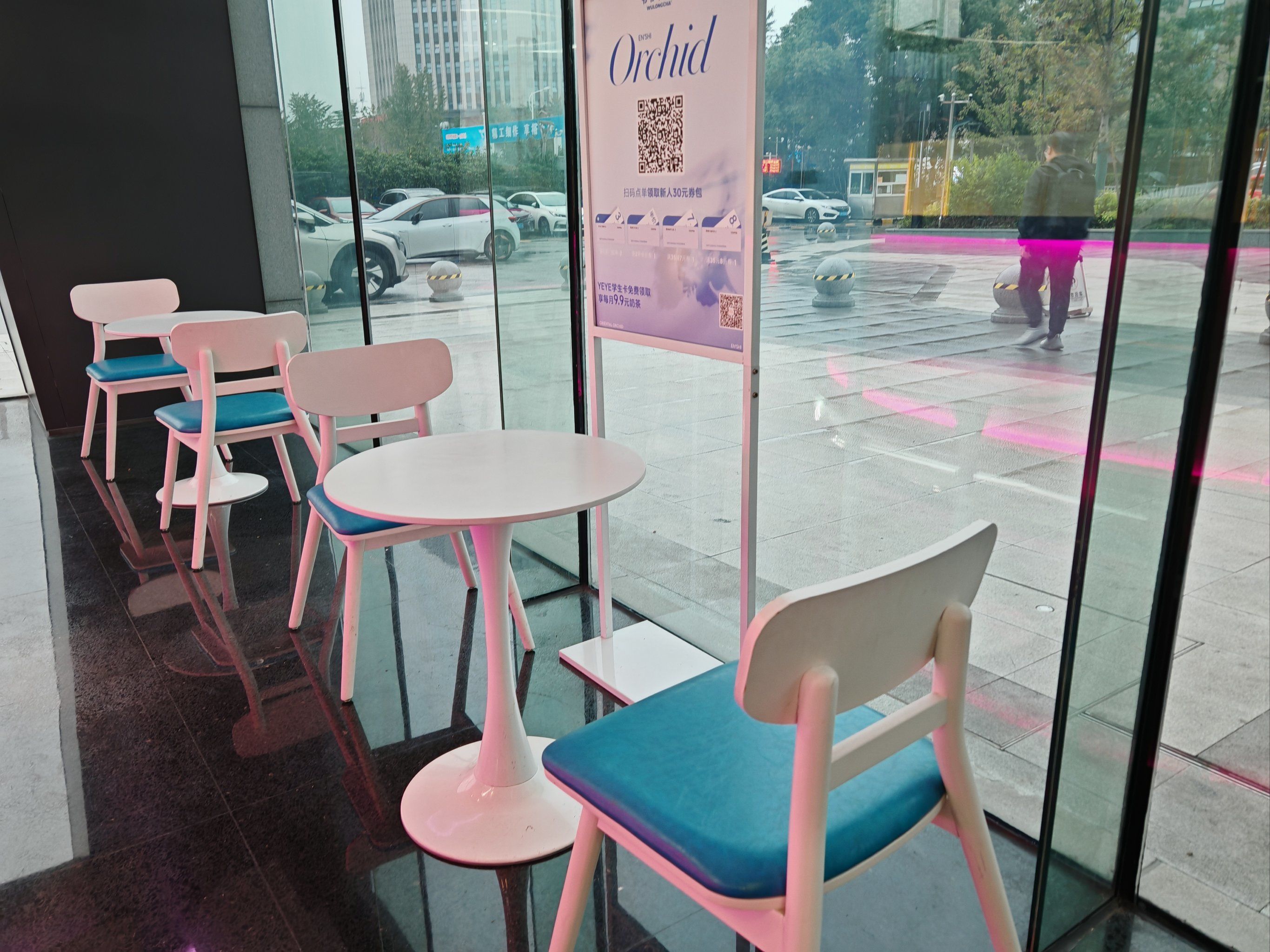 奶茶店的悠闲座位安排