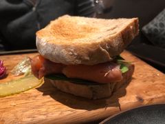 烟熏三文鱼烤饼-wineapp葡萄酒餐吧(外滩金融中心店)