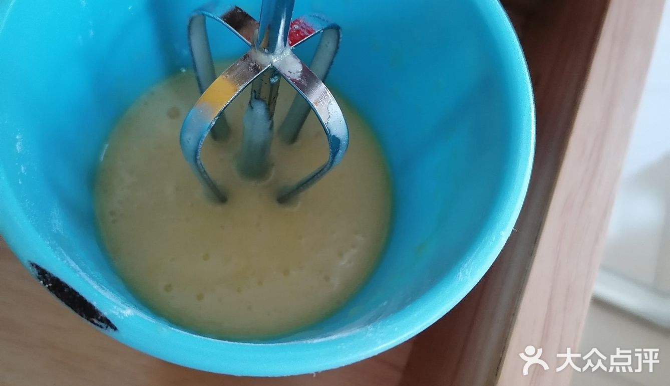 将油分次加入并打发至乳化状态
