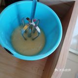 将油分次加入并打发至乳化状态