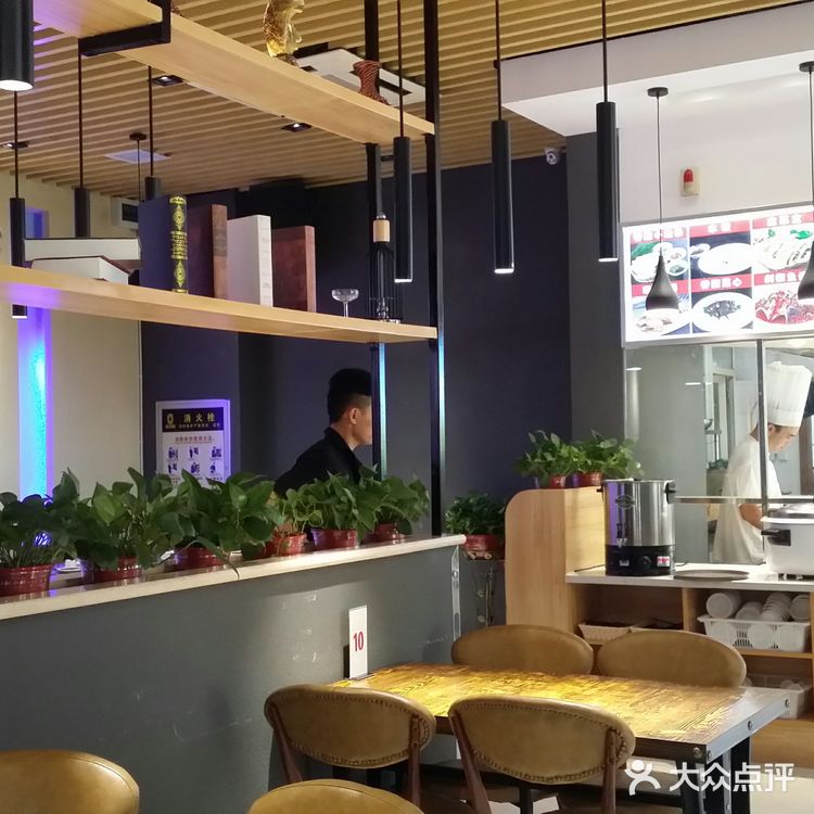 从地铁三号线胡家庙D口出来,往北100米