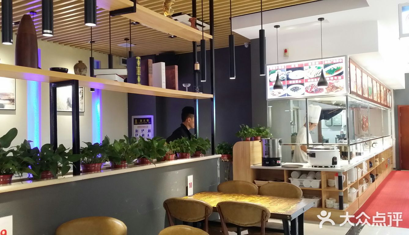 从地铁三号线胡家庙D口出来，往北100米