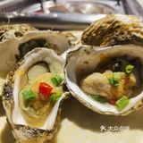 师傅面前的烤物总是拿不完~服务员要夸一夸