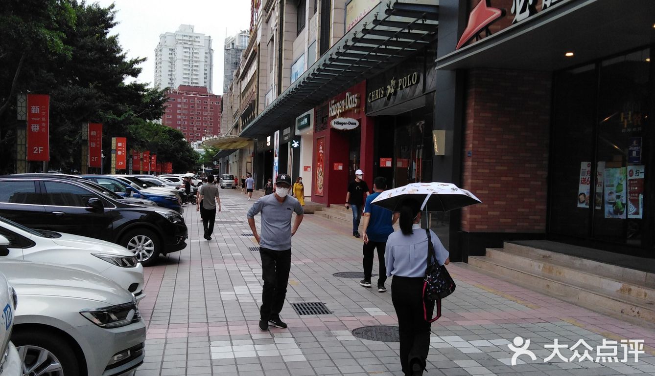 位于国贸位置的京华城繁华地带这个商场分为a区