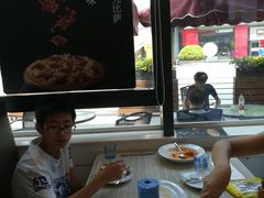 靠窗位-必胜客(武汉欢乐谷店)