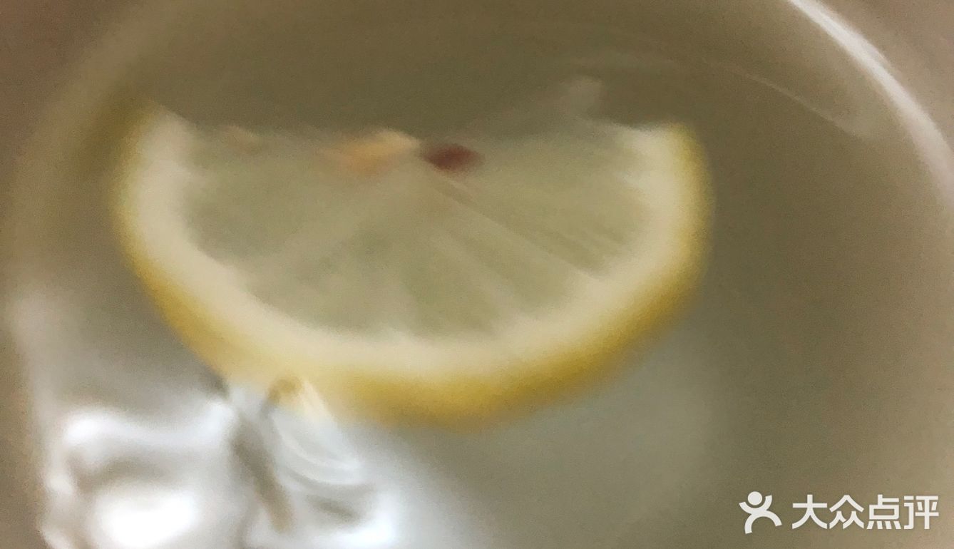 做了一个柠檬水，一开始我放多了柠檬，吃起来太酸了