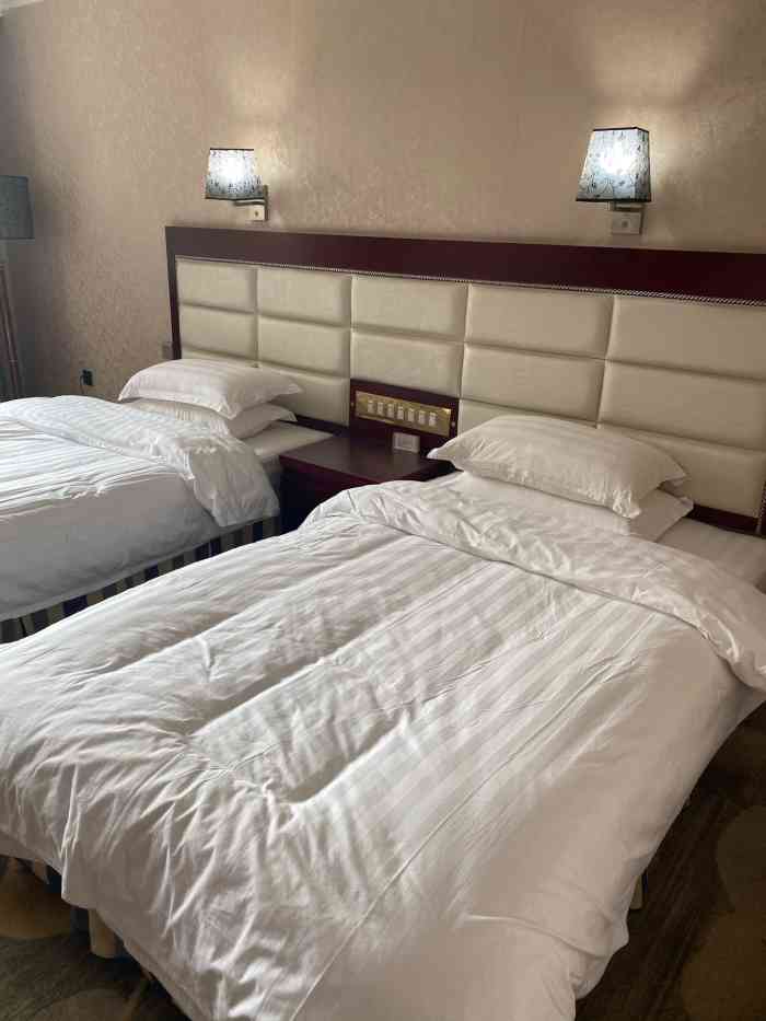 西宁穆斯林大厦-"从外面看特别气派,主要是门头用木头做的,.