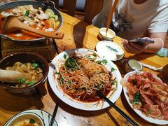 思茅酸汤鱼片-老滇山寨•云南特色菜•地方菜•民族风情歌舞表演(金碧店)