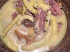 -帅巴人舅母子腊蹄民俗村