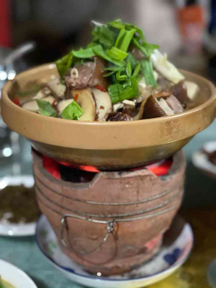 第三次来了,老板实在太热心了,必须点赞好评 这里都是钵子菜,我们点了