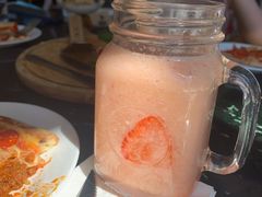 鲜榨菠萝草莓果汁-The Rug Cafe(王府中环店)