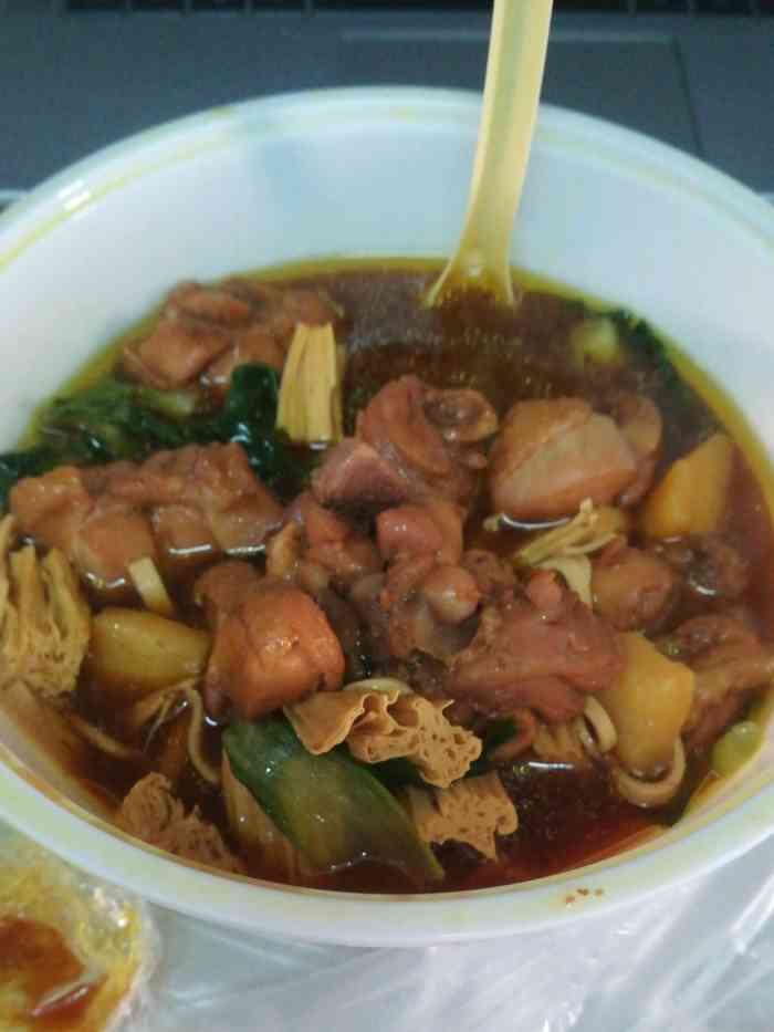 超级喜欢吃鸡肉,黄焖鸡更是不吃辣的人的太阳,味道超棒,还可以点外卖