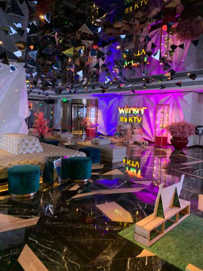 温莎ktv(国贸店)-"过生日请朋友来这里k歌,曲目挺全的,环境.