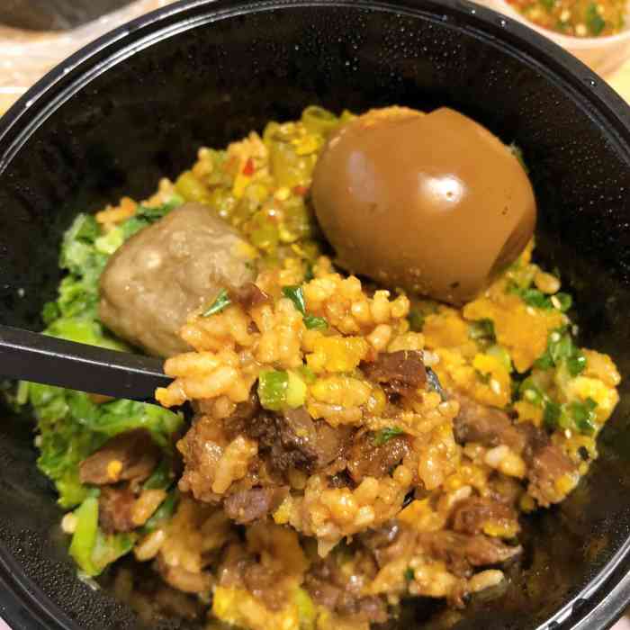 黑金牛油拌饭(定海店)-"「招牌牛油拌饭」还没打开盖子就闻到浓浓的.