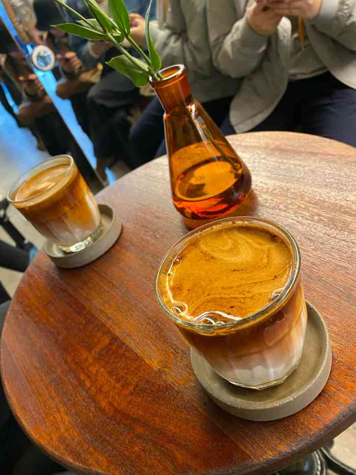 metal hands-"闻名已久的网红咖啡店,一路走来还没看到l.