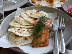 烟熏三文鱼配烤饺子皮和芥末籽酱-BOR Eatery(安福路店)