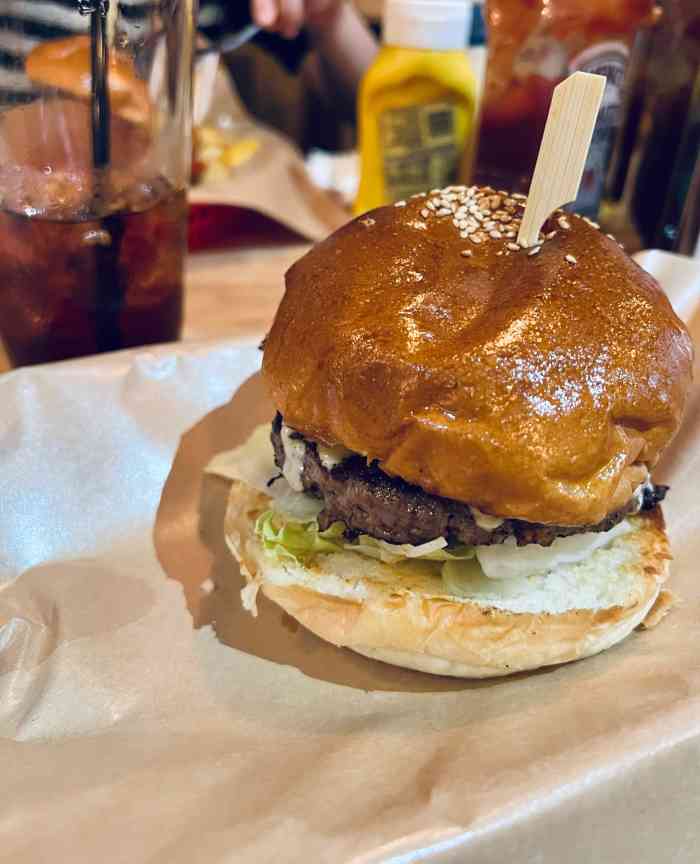 lone star 孤星汉堡-"开在小区楼下的一家小汉堡店,约了几个朋友.