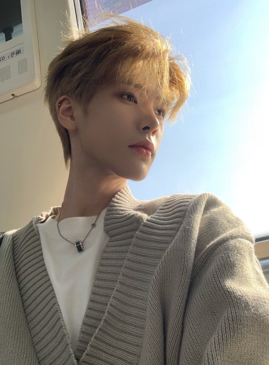 男士奶茶发色是一种低调而时尚的选择.它将