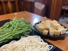 -果松木炭酸菜铜火锅·外婆参鸡汤