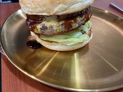 焦糖烤菠萝牛肉汉堡-魏斯理汉堡(西安沣东吾悦店)