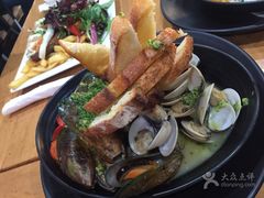 -12 Rocks Beach Bar Cafe