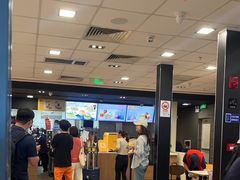 -麦当劳(上海虹桥站30B检票口楼上)