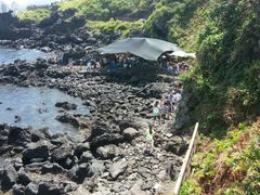 棚子下是海女餐馆-龙头岩(Dragon Head Rock)