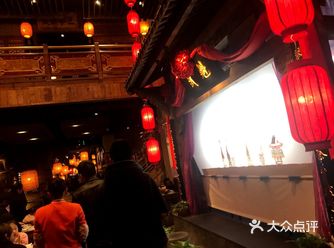 菜品也很不错长安葫芦鸡恰到好处，鸡的味道不错