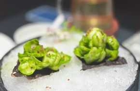 Avocado Sauce with Fresh Lily Bulb