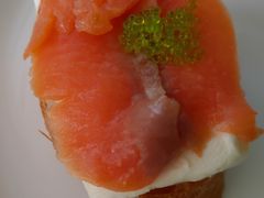 Smoked&nbsp;salmon&nbsp;with&nbsp;caviar&nbsp;open&nbsp;sandwich&nbsp;&nbsp;烟熏三文鱼配鱼子单-深圳温德姆至尊酒店·大堂吧·户外花园