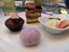 -亚洲国际大酒店·云顶阁旋转自助餐厅